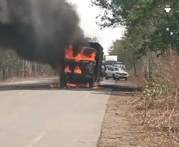 धू-धू करता जलता वाहन