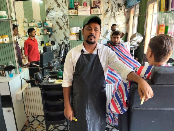 शहर के पक्का पोखरा क्षेत्र में स्थापित आधुनिक सैलून में अपने साथियों के साथ महफूज। शहर के पक्का पोखरा क्षेत्र में स्थापित आधुनिक सैलून में अपने साथियों के साथ महफूज।