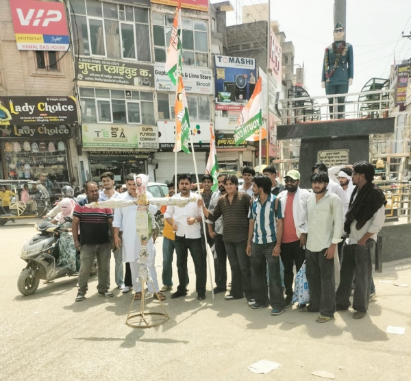 सिरसा में सीएम का पुतला फूंकते कांग्रेसी। सिरसा में सीएम का पुतला फूंकते कांग्रेसी।