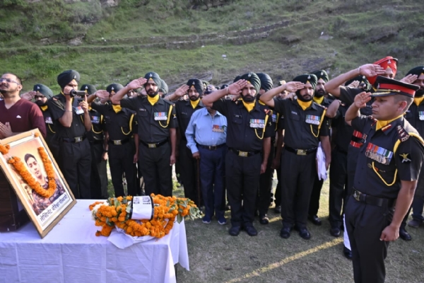 बलिदानी को अंतिम विदाई के दौरान उमड़ा हुजूम बलिदानी को अंतिम विदाई के दौरान उमड़ा हुजूम