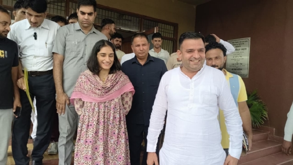 जुलाना में कार्यकर्ताओं के साथ विनेश फोगाट जुलाना में कार्यकर्ताओं के साथ विनेश फोगाट