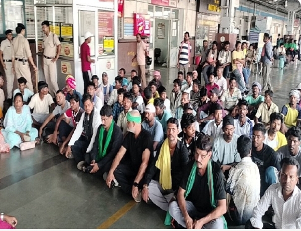 टाटा नगर रेलवे स्टेशन पर धरना प्रदर्शन करते मृतक आशीष के परिजन