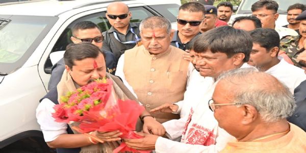 भाजपा के राष्ट्रीय अध्यक्ष का स्वागत करते कार्यकर्ता भाजपा के राष्ट्रीय अध्यक्ष का स्वागत करते कार्यकर्ता