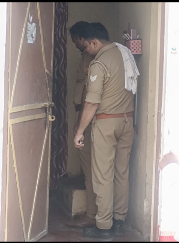 घटना की जांच करती पुलिस घटना की जांच करती पुलिस