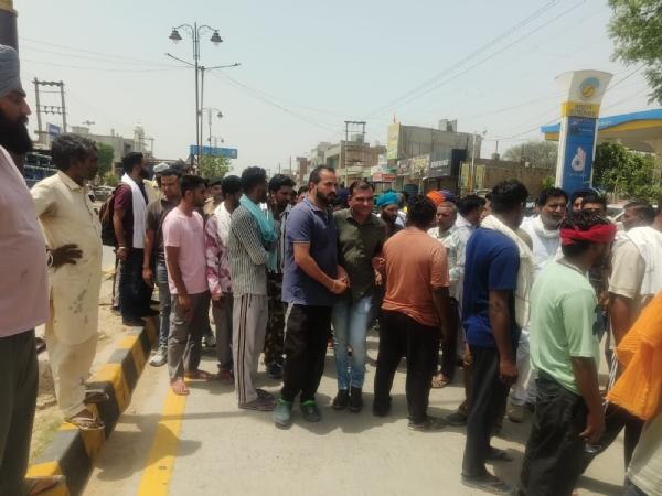 फतेहाबाद। रतिया में चालान काटने के बाद रोड जाम करते लोग।