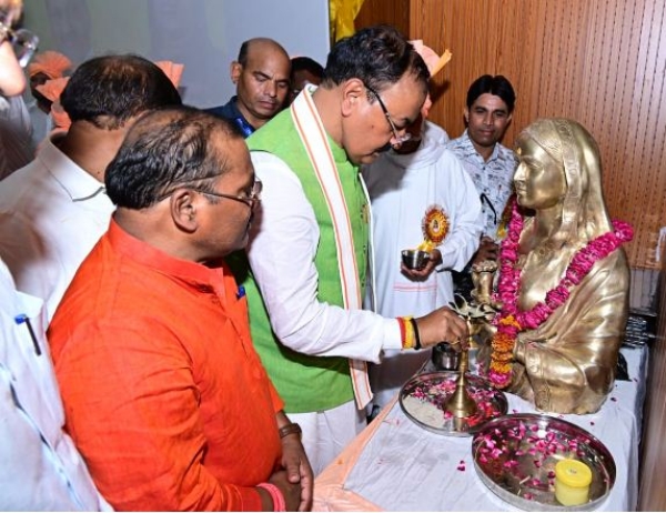 लोकमाता अहिल्याबाई होलकर की मूर्ति पर पुष्पांजलि करते केशव प्रसाद मौर्य लोकमाता अहिल्याबाई होलकर की मूर्ति पर पुष्पांजलि करते केशव प्रसाद मौर्य
