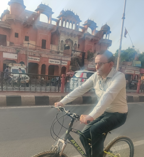 विश्व साइकिल दिवस पर कुलपति ने दिया स्वास्थ्य और पर्यावरण संरक्षण का संदेश