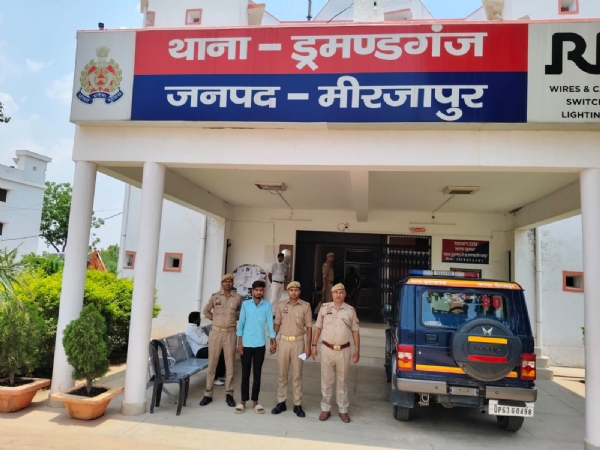 गिरफ्तार आरोपित को न्यायालय भेजती ड्रमंडगंज पुलिस।