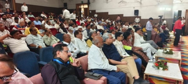 आगरा : उप मुख्यमंत्री केशव प्रसाद मौर्य ने नेशनल यूनियन ऑफ जर्नलिस्ट्स इंडिया के दो दिवसीय राष्ट्रीय पत्रकार सम्मेलन एवं राष्ट्रीय कार्यकारिणी बैठक के दूसरे दिन के सत्र का उद्घाटन किया