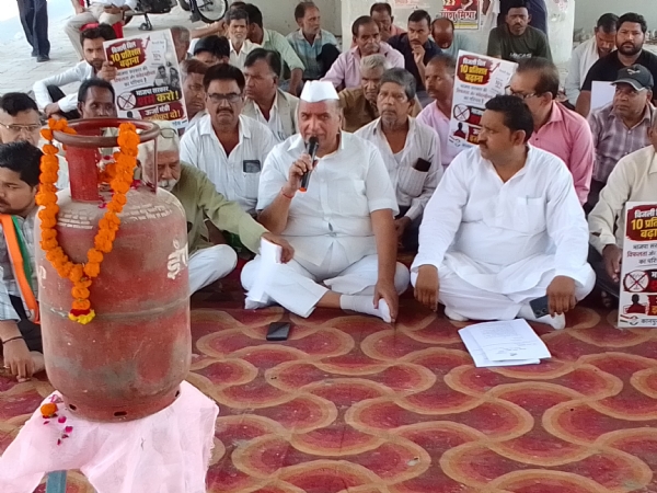 प्रदर्शन के दौरान लिया गया छायाचित्र