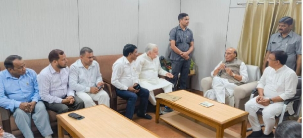 भाजपा कार्यकर्ताओं से मिलते राजनाथ सिंह भाजपा कार्यकर्ताओं से मिलते राजनाथ सिंह