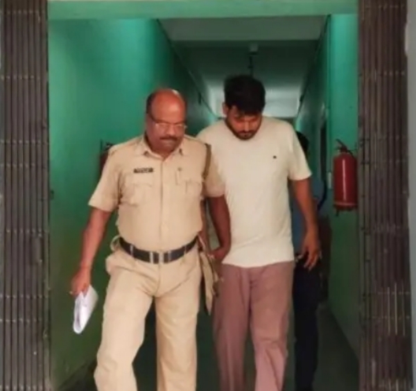 आरोपी को लेकर जाती पुलिस