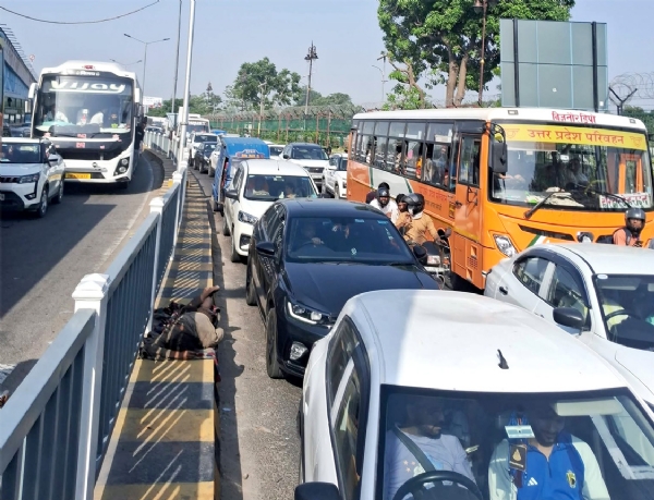राजमार्ग पर लगा जाम