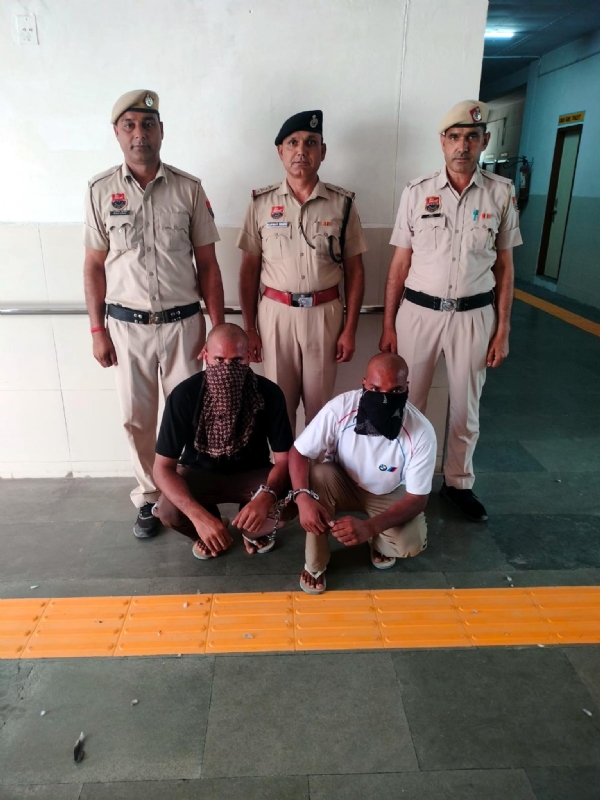 फतेहाबाद। मर्डर केस में गिरफ्तार दोनों युवक।