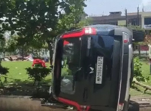 हमीदिया अस्पताल में हादसे के बाद गुस्साए लोगों ने कार को पलटा हमीदिया अस्पताल में हादसे के बाद गुस्साए लोगों ने कार को पलटा