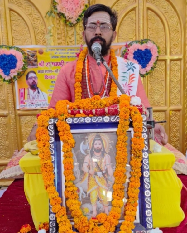 गडबडा धाम में राम कथा प्रसंग सुनाते धीरज द्विवेदी।