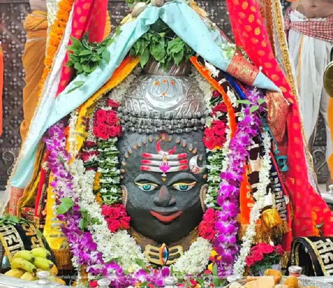 भस्म आरती में मोगरा-गुलाब के फूलों से सजे बाबा महाकाल भस्म आरती में मोगरा-गुलाब के फूलों से सजे बाबा महाकाल
