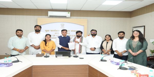 केंद्रीय मंत्री मनसुख के साथ अन्य लोग मौजूद। केंद्रीय मंत्री मनसुख के साथ अन्य लोग मौजूद।