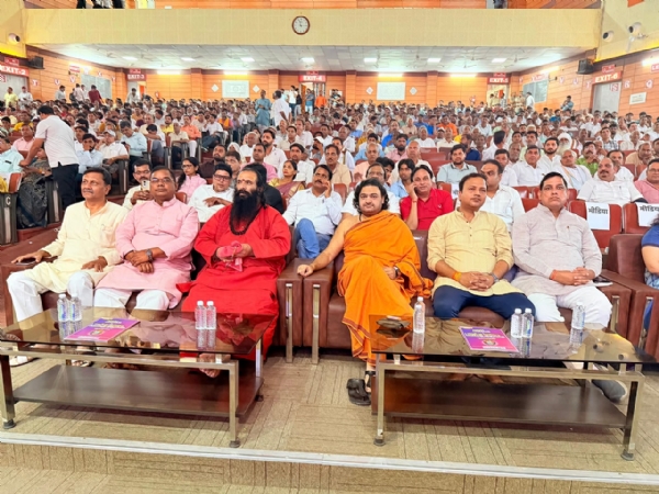 कार्यक्रम के दौरान उपस्थित संत जन एवं गणमान्य कार्यक्रम के दौरान उपस्थित संत जन एवं गणमान्य