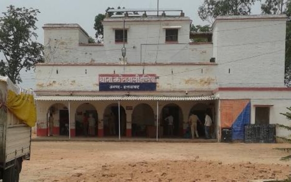 प्रयागराज के हंडिया थाने की फोटो