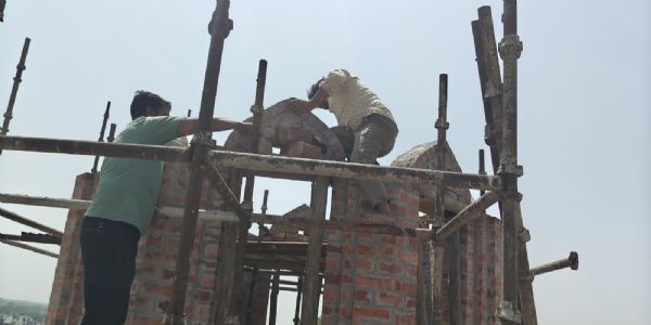 मीनार को तोड़ते मजदूर मीनार को तोड़ते मजदूर