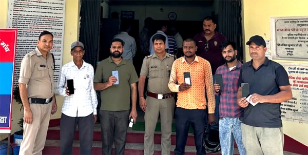 खोए मोबाइल पाने के बाद खुशी मनाते हुए खोए मोबाइल पाने के बाद खुशी मनाते हुए