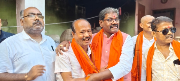 अररिया फोटो:किशुन भगत के साथ मंत्री गले मिलते अररिया फोटो:किशुन भगत के साथ मंत्री गले मिलते
