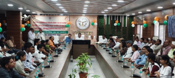 पुलिस भर्ती परीक्षा तैयारी को लेकर बैठक लेते हुए जिलाधिकारी सैमुअल पाल एन