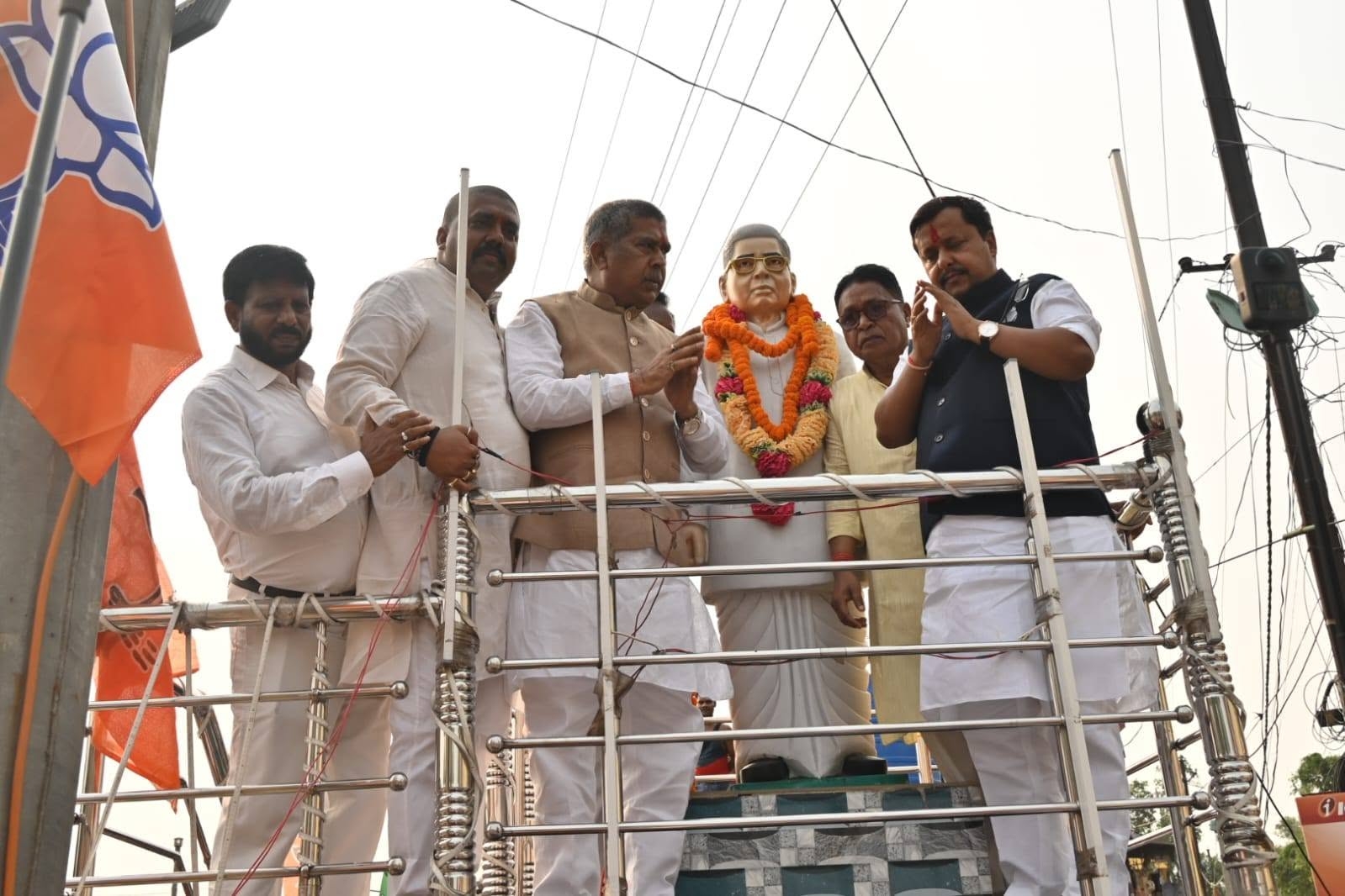 भाजपा के राष्ट्रीय अध्यक्ष श्रद्धांजलि देते हुए भाजपा के राष्ट्रीय अध्यक्ष श्रद्धांजलि देते हुए