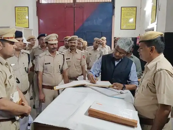 जेल के अंदर दस्तावेजों की जांच करते हुए डीजीपी जेल आलोक मित्तल।