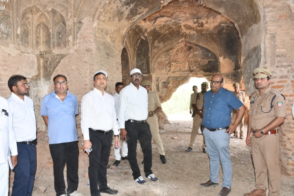किले में भ्रमण करते जिलाधिकारी आदि