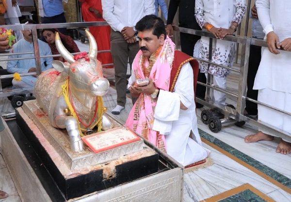 महाकाल मंदिर में नंदी बाबा को नमन करते हुए कथावाचक राजन महाराज