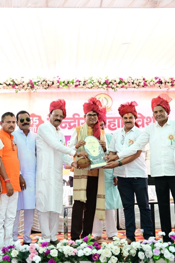 कार्यक्रम में वित्त मंत्री ओपी चौधरी का स्वागत करते हुए समाजजन।