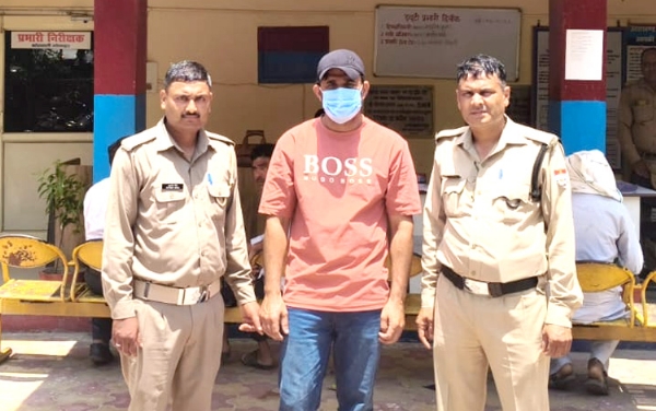पुलिस गिरफ्त में आरोपित