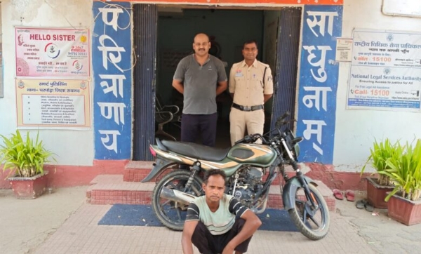पुलिस के गिरफ्त में आरोपी पुलिस के गिरफ्त में आरोपी