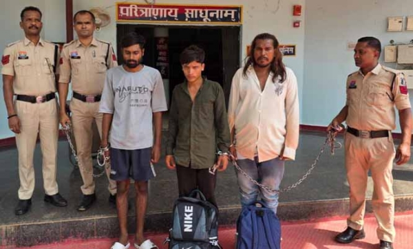 10.983 किलो अवैध गांजा के साथ तीन आरोपित गिरफ्तार 10.983 किलो अवैध गांजा के साथ तीन आरोपित गिरफ्तार