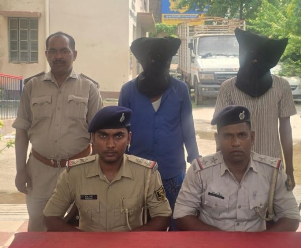 गिरफ्तार अपराधियों के साथ पुलिस