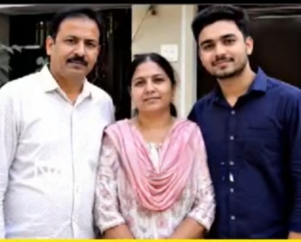 पत्नी व बेटे के साथ हत्यारोपी अनिल की फोटो। पत्नी व बेटे के साथ हत्यारोपी अनिल की फोटो।