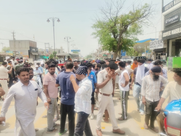 फतेहाबाद। रतिया में चालान काटने के बाद रोड जाम करते लोग।