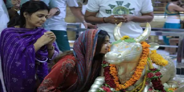 महाकाल मंदिर में गुजराती गायिका किंजल और अभिनेत्री मोनल नंदी बाबा के मन्नत करते हुए महाकाल मंदिर में गुजराती गायिका किंजल और अभिनेत्री मोनल नंदी बाबा के मन्नत करते हुए