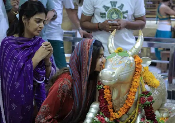 महाकाल मंदिर में गुजराती गायिका किंजल और अभिनेत्री मोनल नंदी बाबा के मन्नत करते हुए