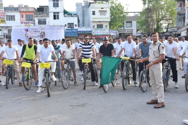 चित्तौड़गढ़ में रविवार को साइकल रैली को रवाना करते पुलिस उप अधीक्षक।