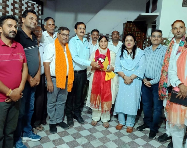 डॉ. आशा खेदड़ का स्वागत करते कार्यकर्ता व पदाधिकारी। डॉ. आशा खेदड़ का स्वागत करते कार्यकर्ता व पदाधिकारी।
