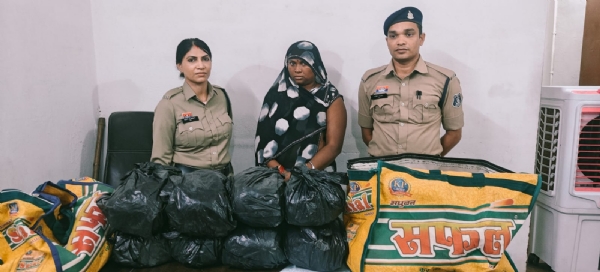 अंतर्राज्यीय महिला गांजा तस्कर गिरफ्तार अंतर्राज्यीय महिला गांजा तस्कर गिरफ्तार