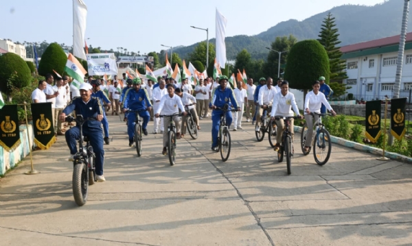 फिट इंडिया अभियान के तहत आयोजित जागरूकता कार्यक्रम में साइकिलिंग कर स्वास्थ्य, फिटनेस और पर्यावरण संरक्षण का संदेश देते 36वीं वाहिनी आईटीबीपी के हिमवीर। फिट इंडिया अभियान के तहत आयोजित जागरूकता कार्यक्रम में साइकिलिंग कर स्वास्थ्य, फिटनेस और पर्यावरण संरक्षण का संदेश देते 36वीं वाहिनी आईटीबीपी के हिमवीर।