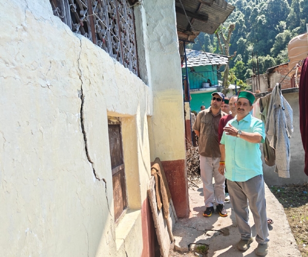 उपमुख्य सचेतक प्रभावित परिवारों के घरों का निरीक्षण करते हुए। उपमुख्य सचेतक प्रभावित परिवारों के घरों का निरीक्षण करते हुए।
