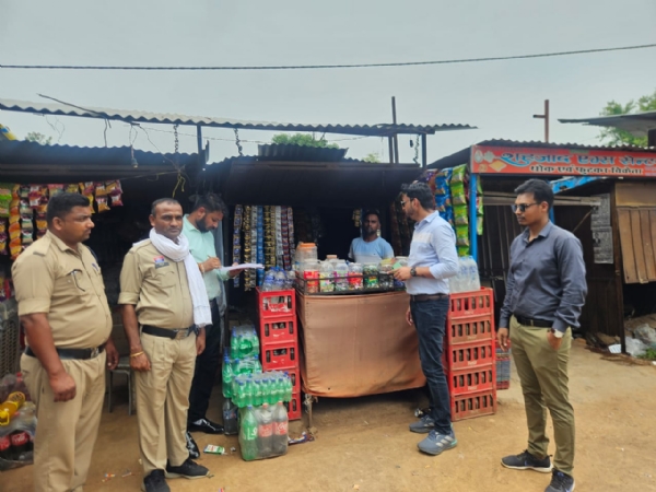 कार्रवाई करते अधिकारी।
