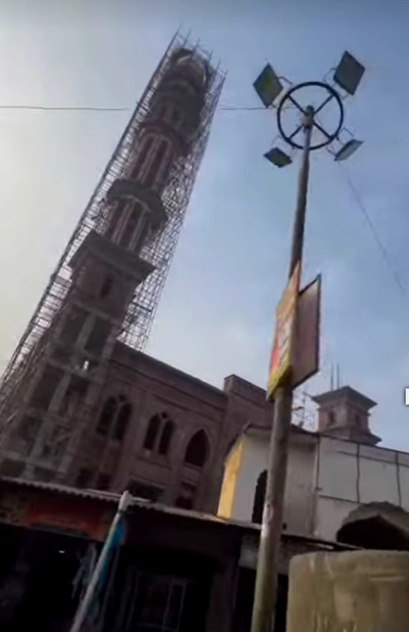 मस्जिद की 250 फीट ऊंची मीनार मस्जिद की 250 फीट ऊंची मीनार