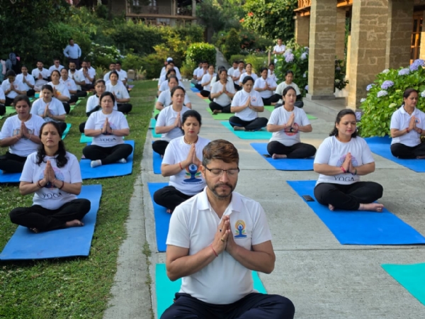 मायावती अद्वैत आश्रम में आयोजित योग सत्र के दौरान योगाभ्यास करते श्रद्धालु, योग साधक और आयुर्वेद विभाग के अधिकारी। मायावती अद्वैत आश्रम में आयोजित योग सत्र के दौरान योगाभ्यास करते श्रद्धालु, योग साधक और आयुर्वेद विभाग के अधिकारी।