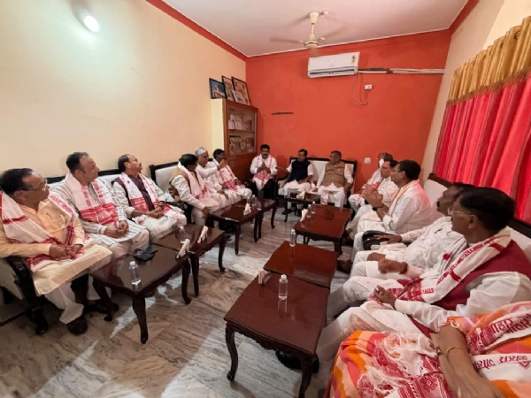 बैठक की तस्वीर बैठक की तस्वीर